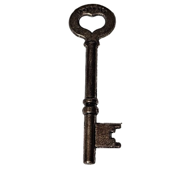 Antique Skeleton Key Heart Shaped Pendant Steampunk Gothic Vintage Fashion - Picture 1 of 5